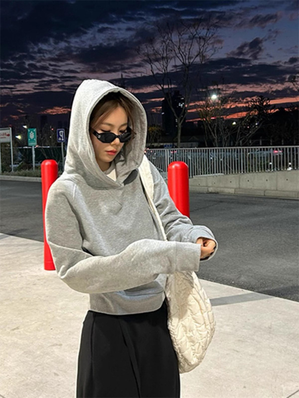 灰色短款连帽卫衣女2025新款正肩显瘦早秋季穿搭修身内搭上衣女款|undefined