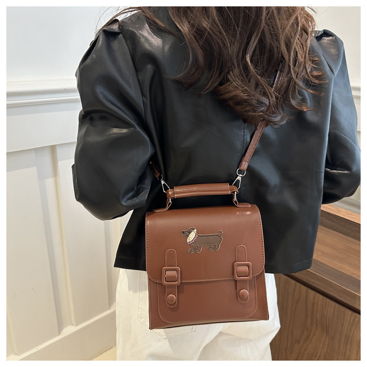 This is a new retro commuting backpack for the autumn of 2024, featuring a casual color contrast and a niche design. It is a small square single-shoulder hand-carry bag undefined
