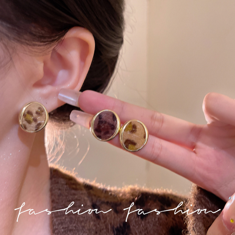 Orecchini vintage con stampa leopardata floccata, orecchini a perno unici e di tendenza per donne, design di nicchia, orecchini autunno inverno con un_voghion.com