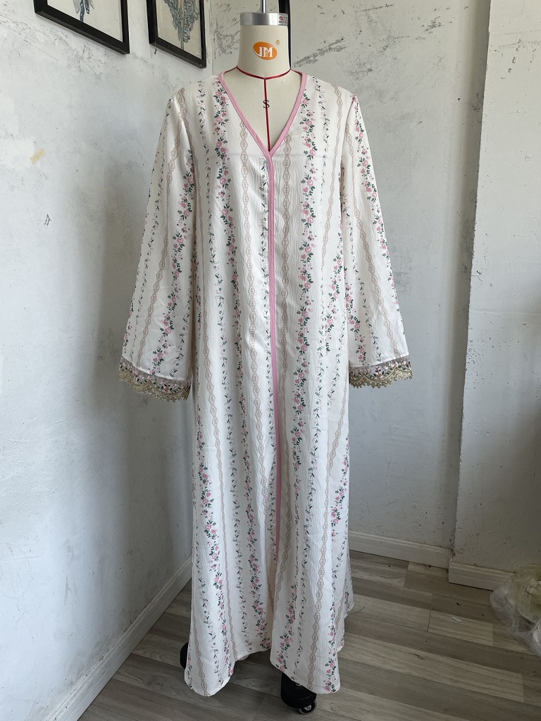 Elegant muslimsk klänning med v-ringning och spetsbroderi_voghion.com