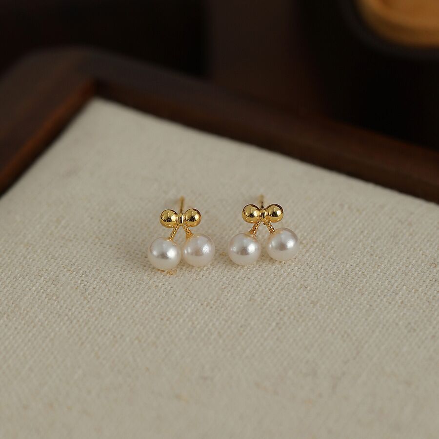 Cute small sophisticated elegant earrings from pearl