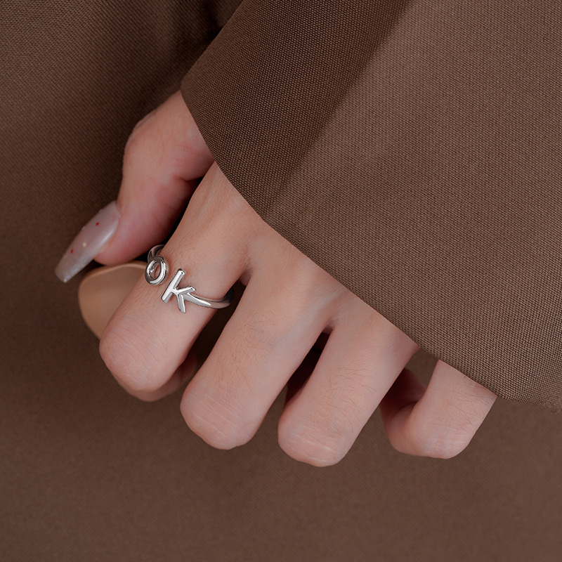 Funkelnder Ring für Damen, mit romantischem Flair gefertigt. Elegant und komfortabel, entworfen, um Ihren Charme zu unterstreichen. Ein dezentes und dennoch atemberaubendes Schmuckstück für Verabredungen._voghion.com