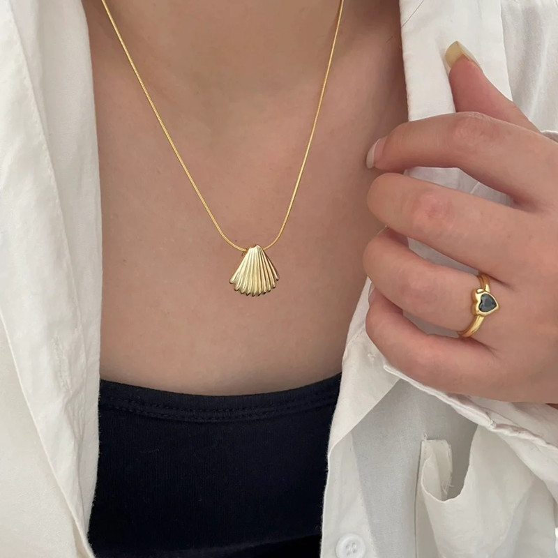 Beach Shell Titanium Steel Plating Pendant Necklace display picture 3