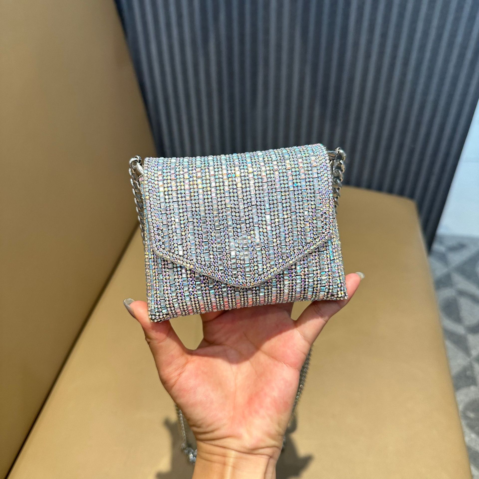 2024 Mini bolso de diamantes de imitación Guangzhou Trend Cross-border Foreign Trade Chain Ropa de cena con estilo bolso de tarjeta de cambio bolso de mensajero