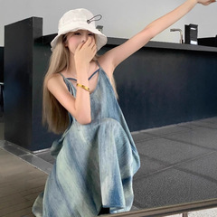 ぼんやりしたデニムストラップワンピース女性の夏のデザイン感があります。