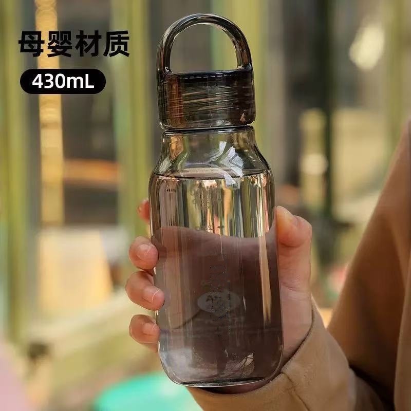 新しいポータブルプラスチックカップ、学生用ポータブルカップ、男性と女性のポータブルハンドル、小さな口カップ、直接飲める、ポータブルで便利|undefined