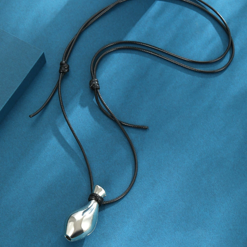 Small design retro trend pendant, necklace, accessory for men and women, simple and elegant design