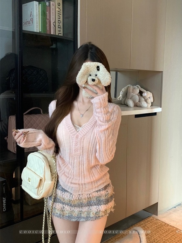 设计感竖坑条针织衫女秋季2025新款纽扣V领粉色毛衣修身显瘦上衣|undefined