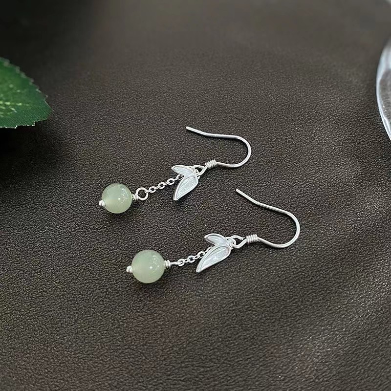 Hoja de jade anti-hotan gancho de orejas artísticas de estilo femenino largo temperamento retro hojas de jade diseño chino simple orejas