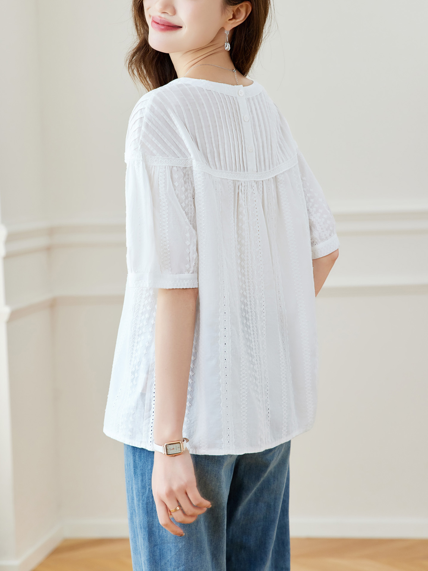 Accordion Pleated White Shirt for Women, Short-Sleeved, 2026 Summer New Style, Round Neck Pullover Design, Women's Pure Cotton Shirt
