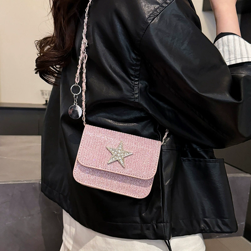 Small design trend shoulder bag for leisure
