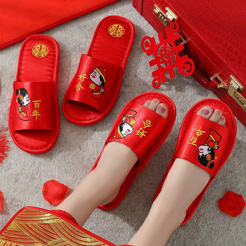 Красные праздничные демисезонные тапочки для любимого дома