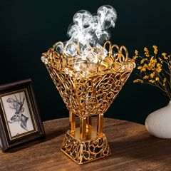 金色の鉄芸の透かし彫りの炭素のアロマ炉のアラーは香料をたたいて道具の中東の結婚祝いの集まりで飾っています。