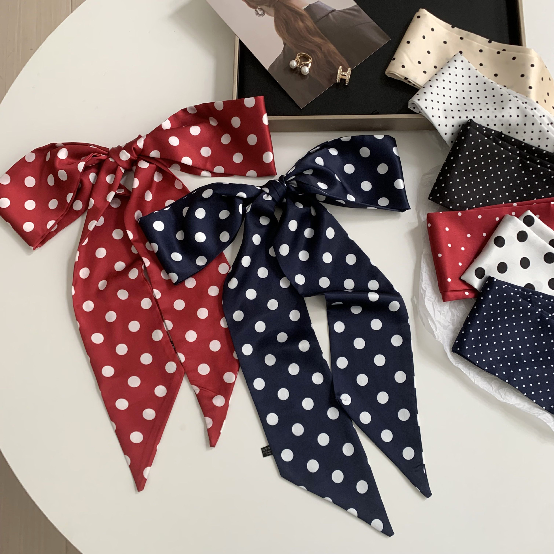 Versión coreana de la bufanda de seda de imitación con lunares decorativos de todo fósforo