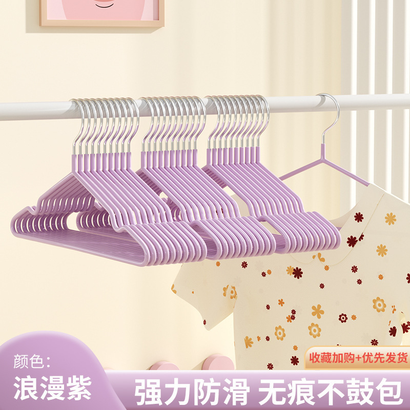 ハンガーの家庭用ハンガーには、肩の角が滑り止めになっているのを防ぐために、ハンガーの洗濯物を干します。|undefined