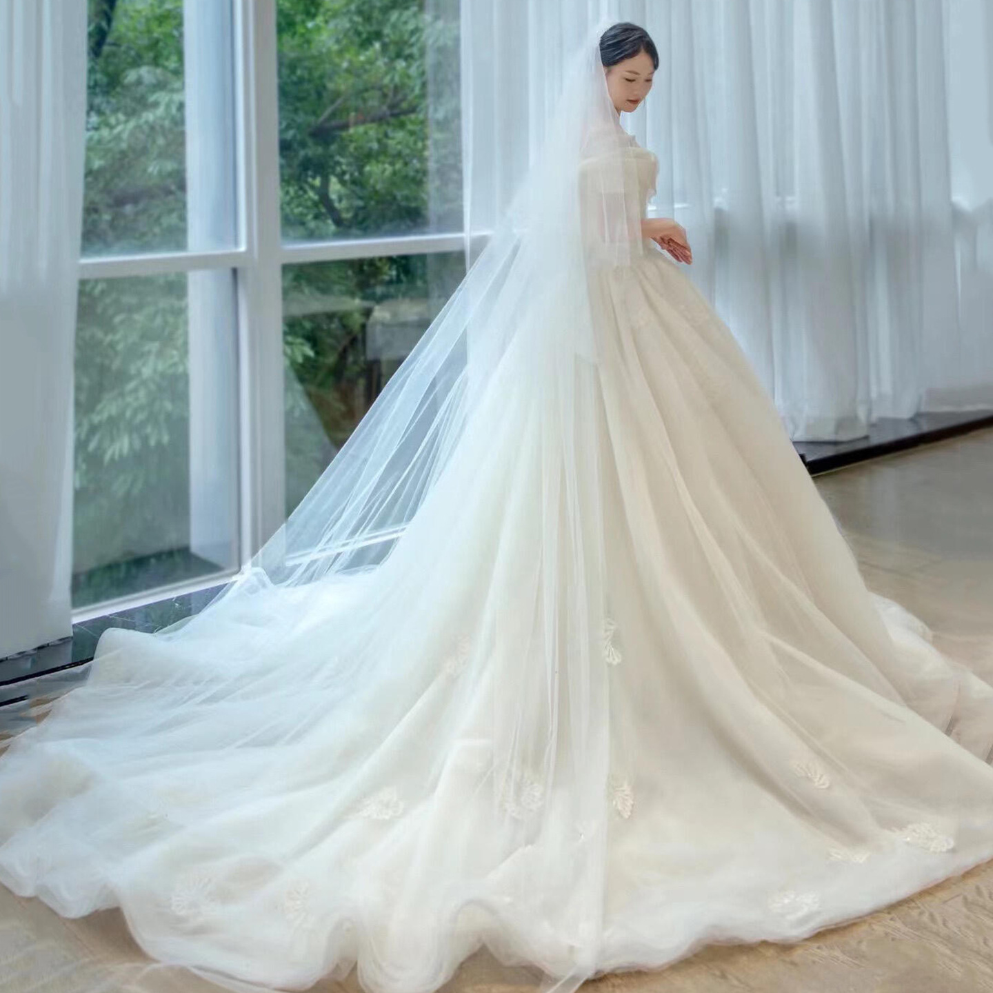Vestido de novia estilo francés 2025, nuevo modelo, con textura de alta calidad para mujeres embarazadas de baja estatura, hombros descubiertos con cola larga D96