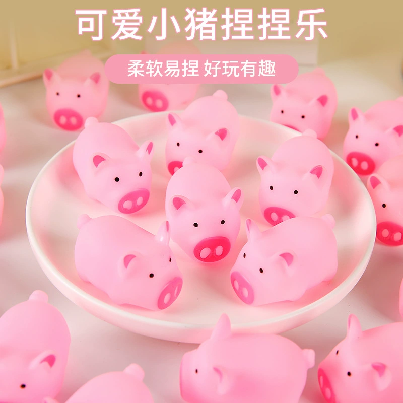 Пятачок щепотит игрушку и подметает код.