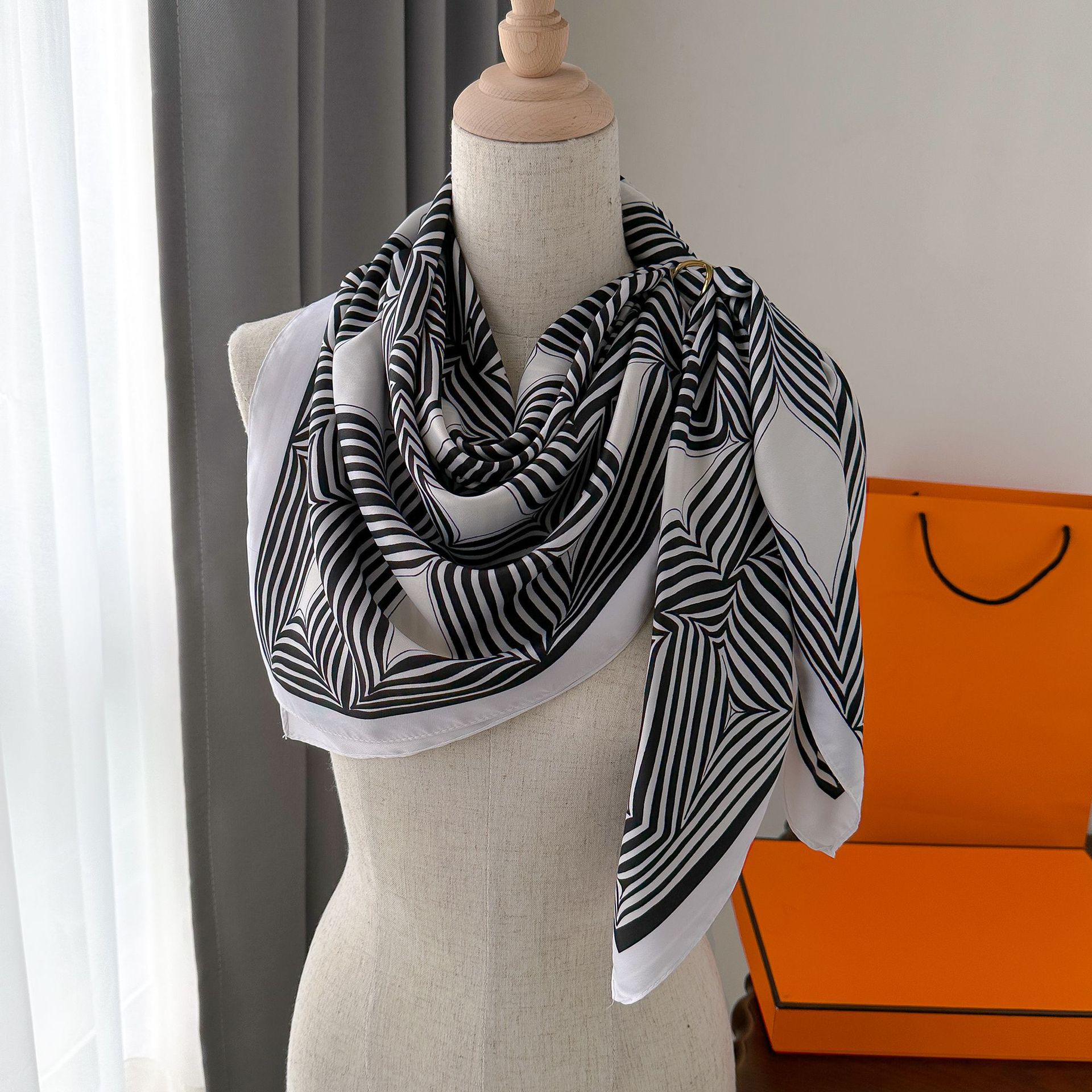 2023 Autunno Nuova Sciarpa di Seta A Righe Sciarpa Quadrata Edizione Coreana delle Donne Stampato Imitazione di Seta Fascia Protezione Solare Scialle_voghion.com