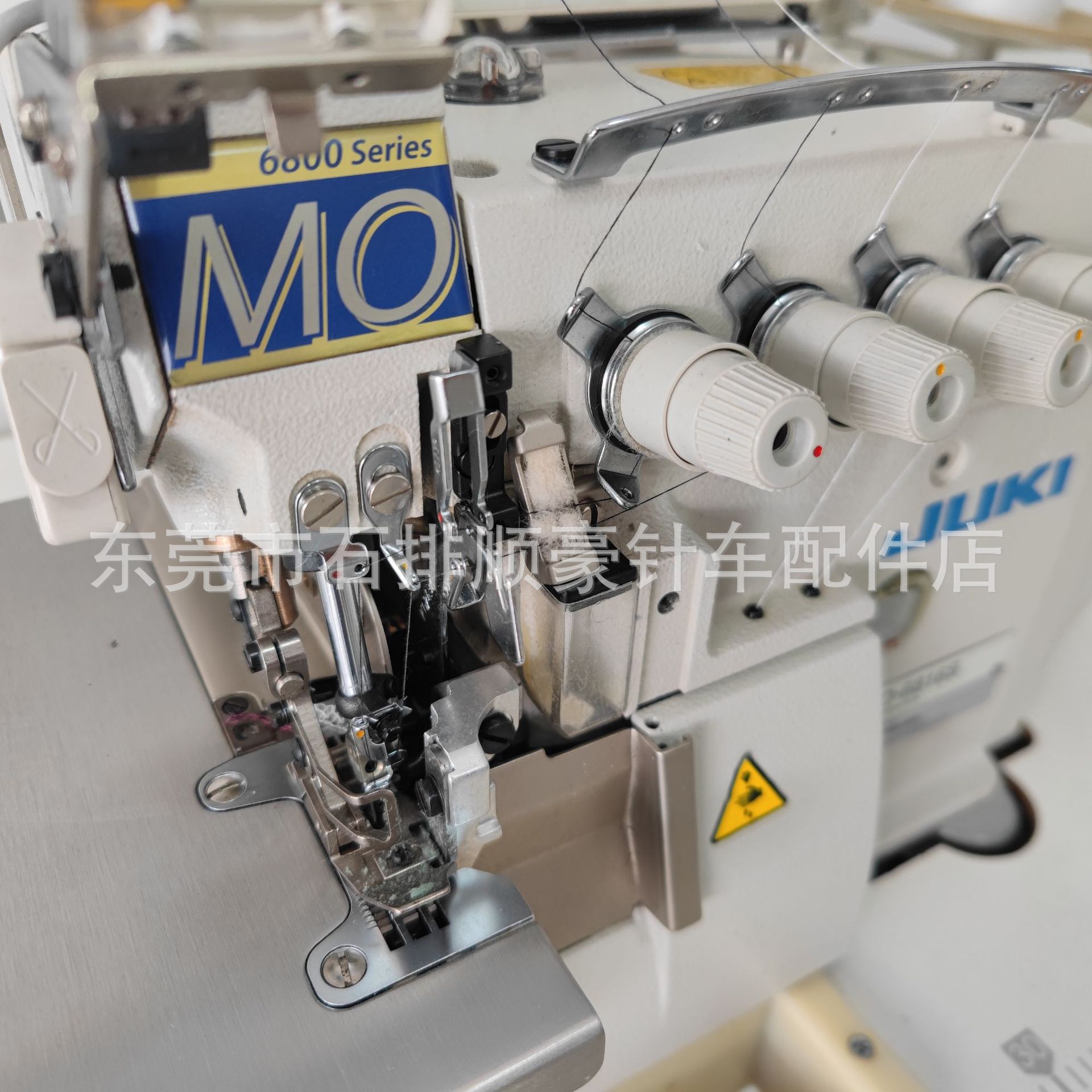 Nueva máquina pesada japonesa JUKI M06816S máquina de coser de cinco hilos integrada completamente automática máquina de embalaje máquina de borde