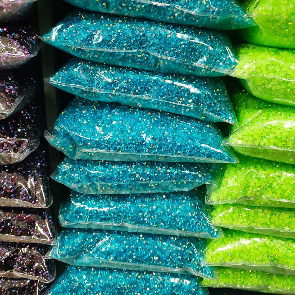 Nueva resina de color al por mayor, diamantes de imitación de fondo plano, acrílico, uñas, joyas de diamantes autoadhesivas, diamantes decorativos de bricolaje