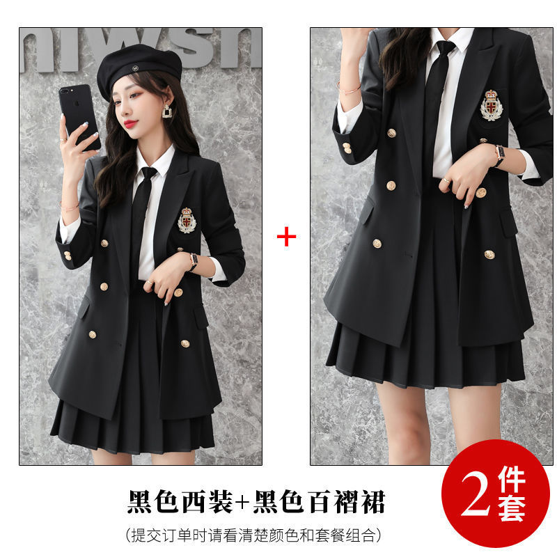 2052 블랙 슈트 + 배지가 달린 스커트
