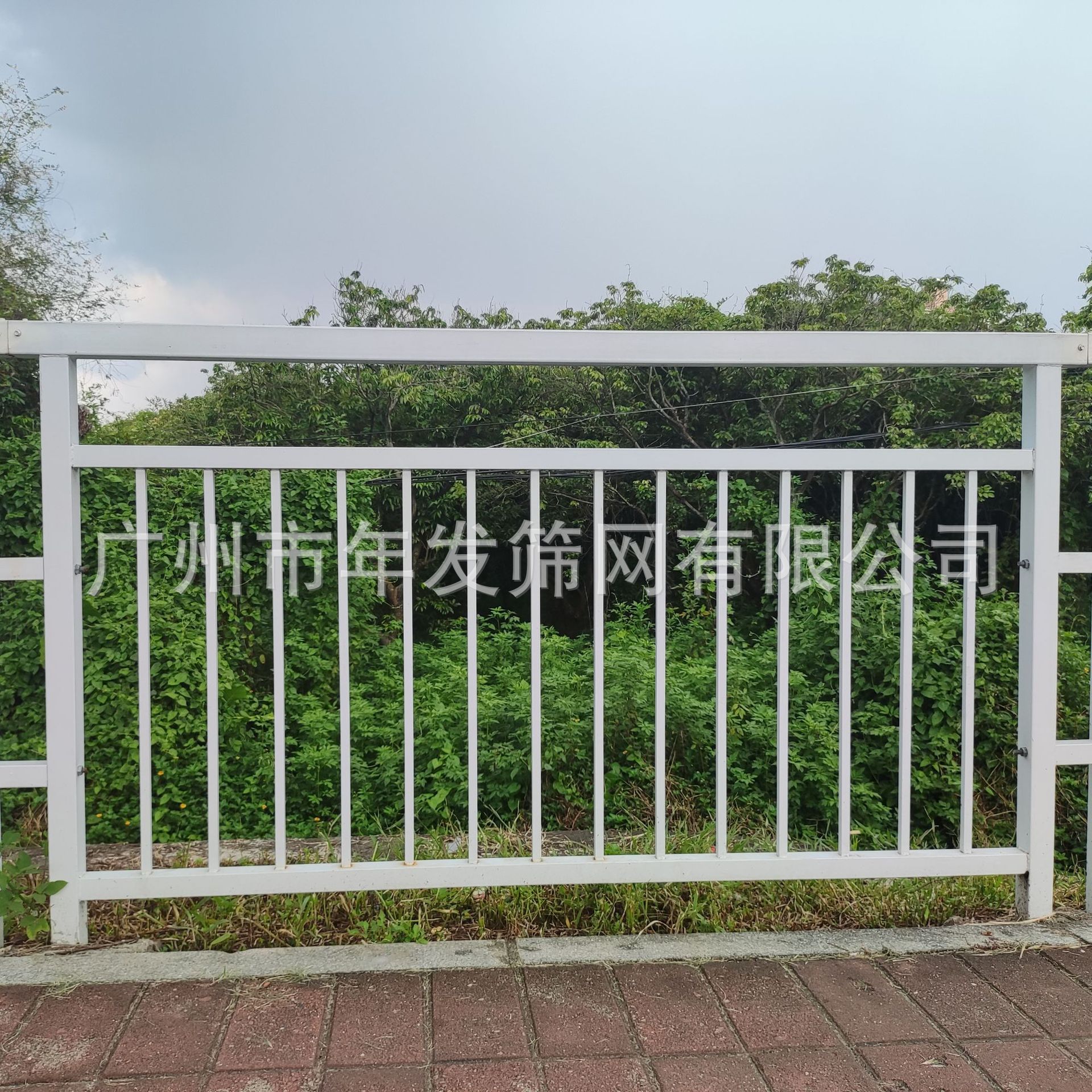 市政甲型护栏厂家供应  镀锌钢道路防护栏  烤漆白色隔离栏