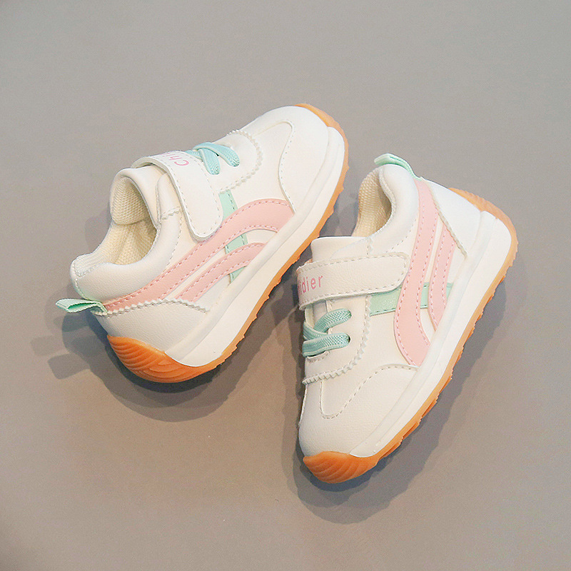 2024 otoño zapatos de cuero para niños al por mayor zapatos de argán de fondo suave zapatos para correr zapatillas de deporte estilo coreano entrega