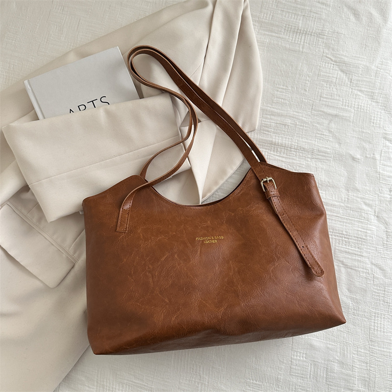 Retro 2024 invierno de mujeres nuevas bolsas de viaje de moda bolsas de hombro portátiles de moda simple bolsas de gran capacidad para mujeres