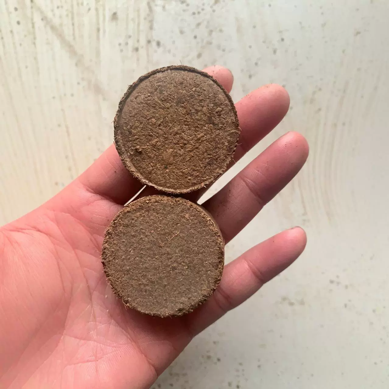 Импортированные кокосовые отруби сжатые кокосовые отруби круглые лепешки/кокосовые лепешки для выращивания кокосового кирпича