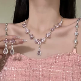 项链;耳钉;手链