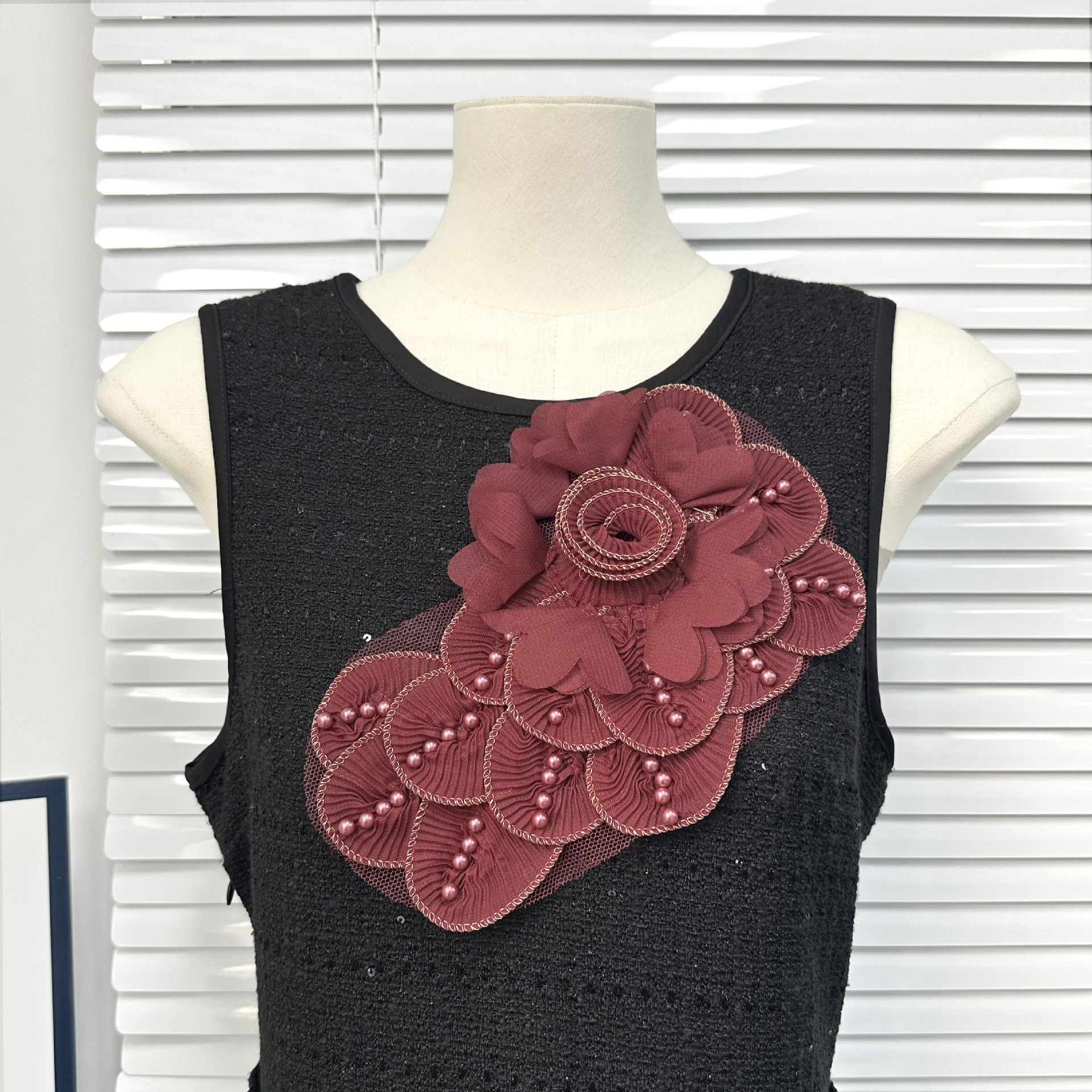 Moda europea y americana hecha a mano plegable tela de flores multi-capas perlas de clavos suéter vestido accesorios decorativos flores tridimensionales