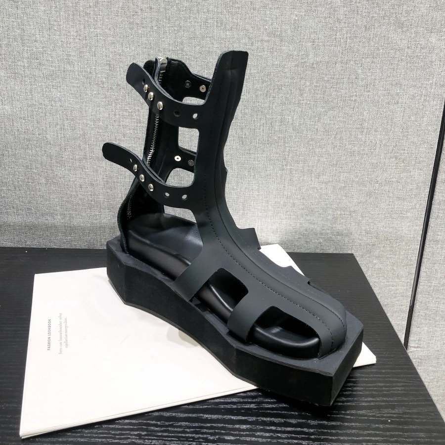 En verano, las nuevas botas de malla de tubo de moda INS son de cuero femenino con suelas huecas y gruesas, botas frías con dedos abiertos y suelas planas, sandalias romanas baotou.