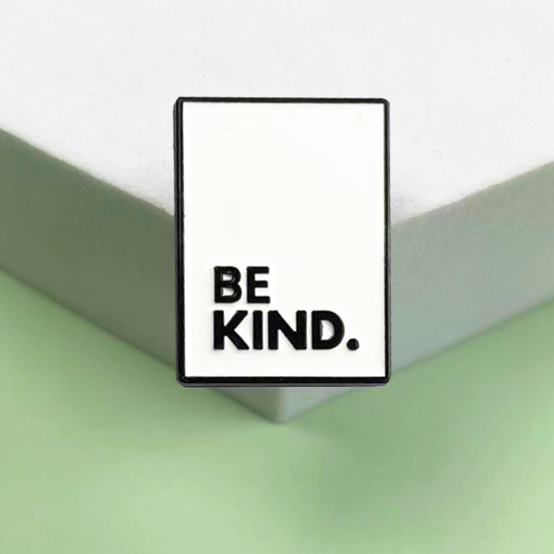 Broche de metal de etiqueta geométrica en blanco y negro Insignia de accesorios de ropa en inglés simple Insignia de decoración de moda transfronteriza Insignia de cuello