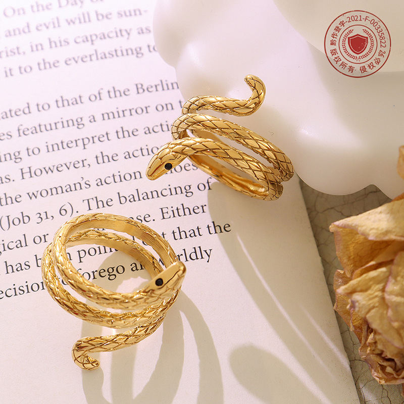 欧米のinsの冷たい風のファッションの動物は蛇の高級なチタンの指輪の男女の同種の保色を囲んで代行します。