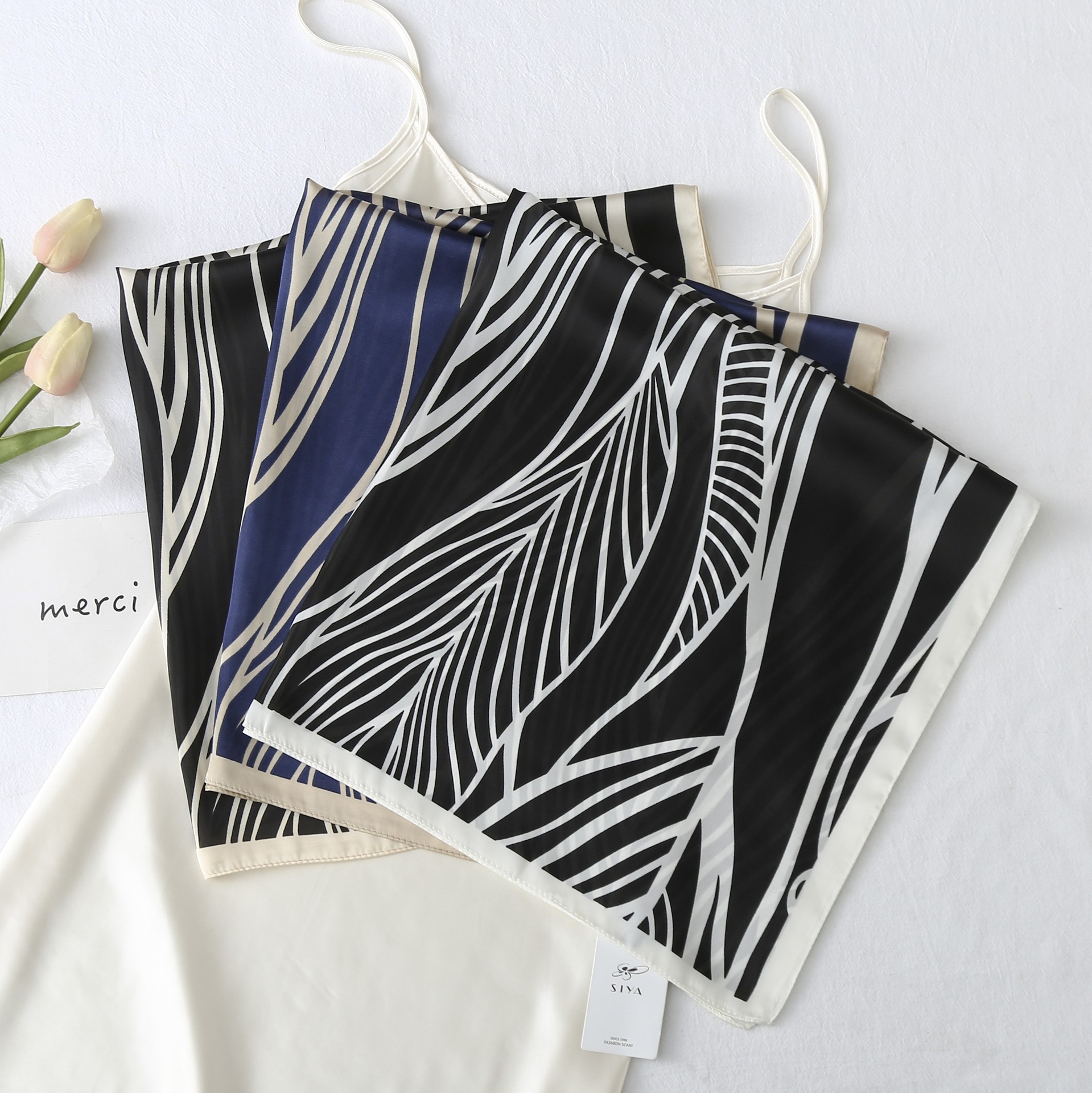 70 bufandas cuadradas de seda de mujeres coreanas estriadas camisas de impresión trajes bufandas profesionales de moda bolsas de pañuelo correa de pelo