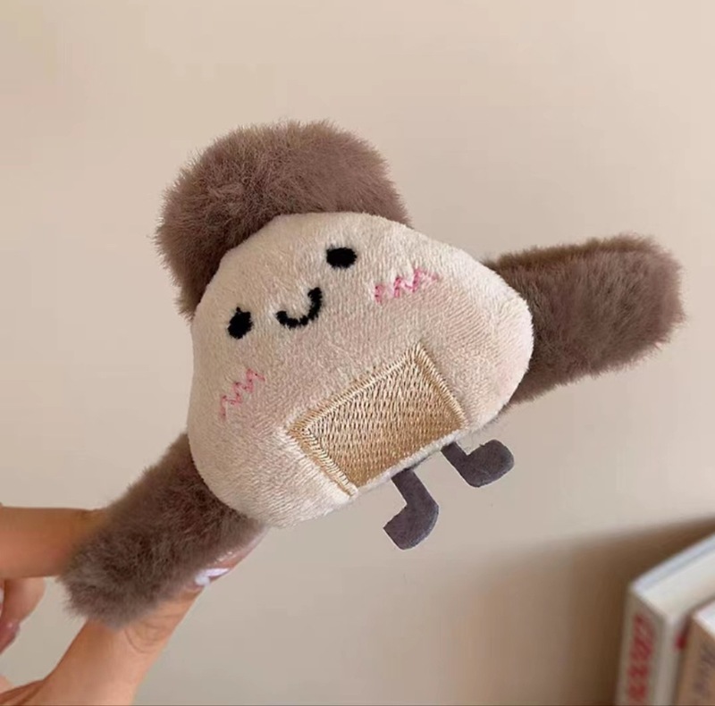 冬のぬいぐるみクリップの後頭部の大きい髪の毛がふわふわしています。|undefined