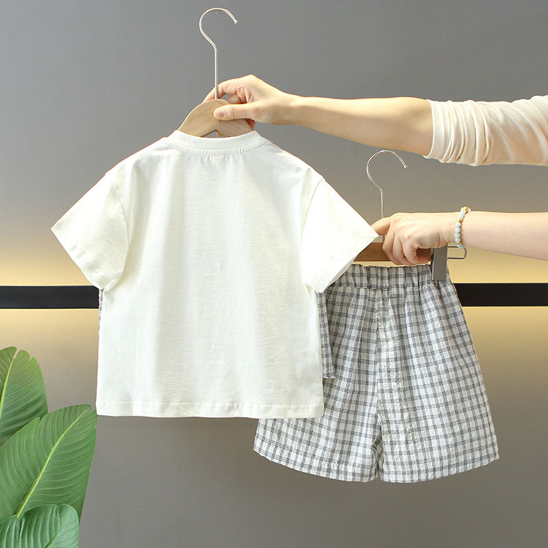 7857 traje de verano para niños 2025 nueva ropa falsa de dos piezas de manga corta para niños, ropa fresca y guapa de verano para bebés