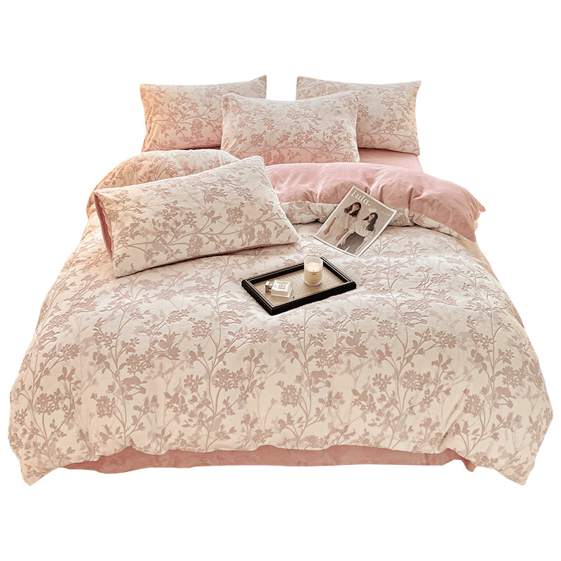 El conjunto de cuatro piezas de terciopelo de leche tallada otoño y invierno engrosado calentamiento 2025 nueva sábanas de terciopelo de coral cubierta de cama de tres piezas