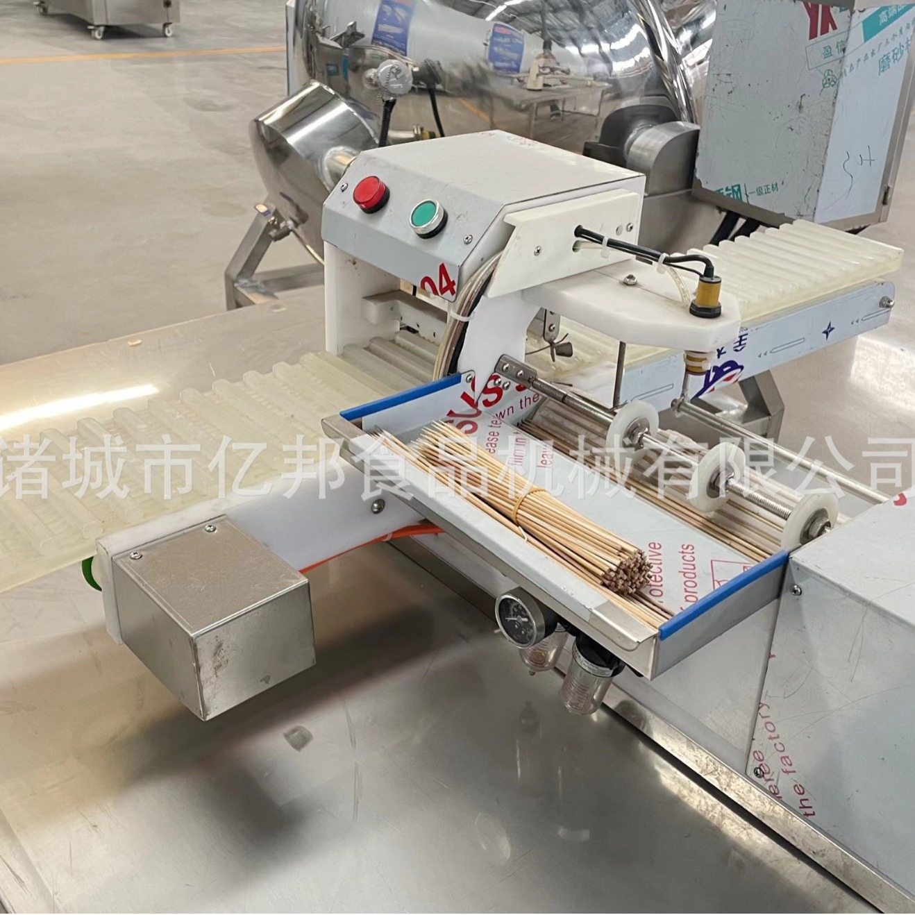 Tienda de barbacoa automática de máquina de cadena pequeña máquina de cadena de carne de corte equipo de cadena de fabricación de fuente Yibang