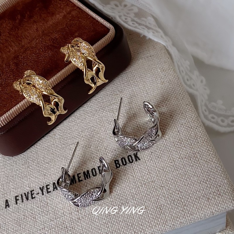Fashionable Light Luxury Micro-Inlaid Zircon Twist C-Shaped Earrings for Women, Exquisite Temperament, Versatile Commuter High-End Earrings with Silver Needles
