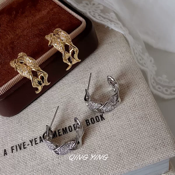 Fashionable Light Luxury Micro-Inlaid Zircon Twist C-Shaped Earrings for Women, Exquisite Temperament, Versatile Commuter High-End Earrings with Silver Needles