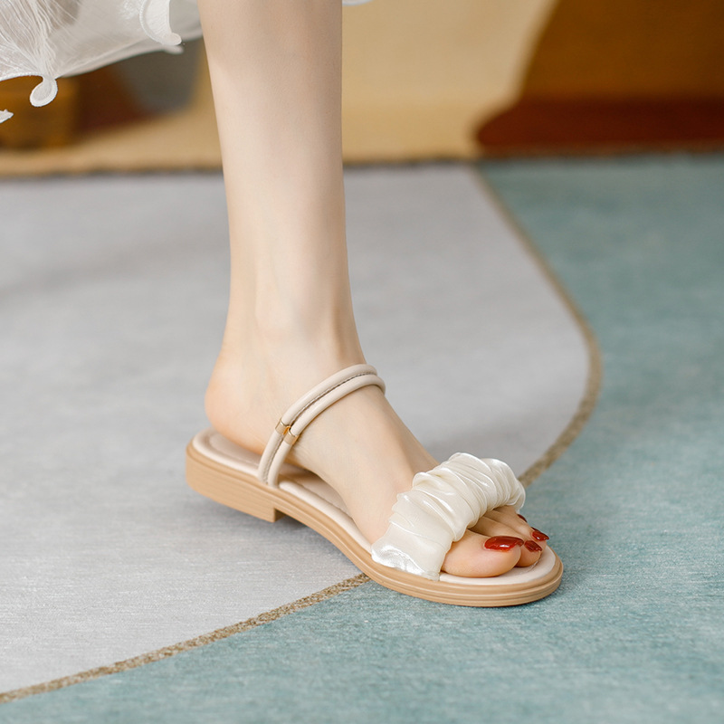 Coreano con una sola sandalias con dos zapatillas de verano para mujeres 2025 nuevos zapatos de playa de suela suave de mamá simple