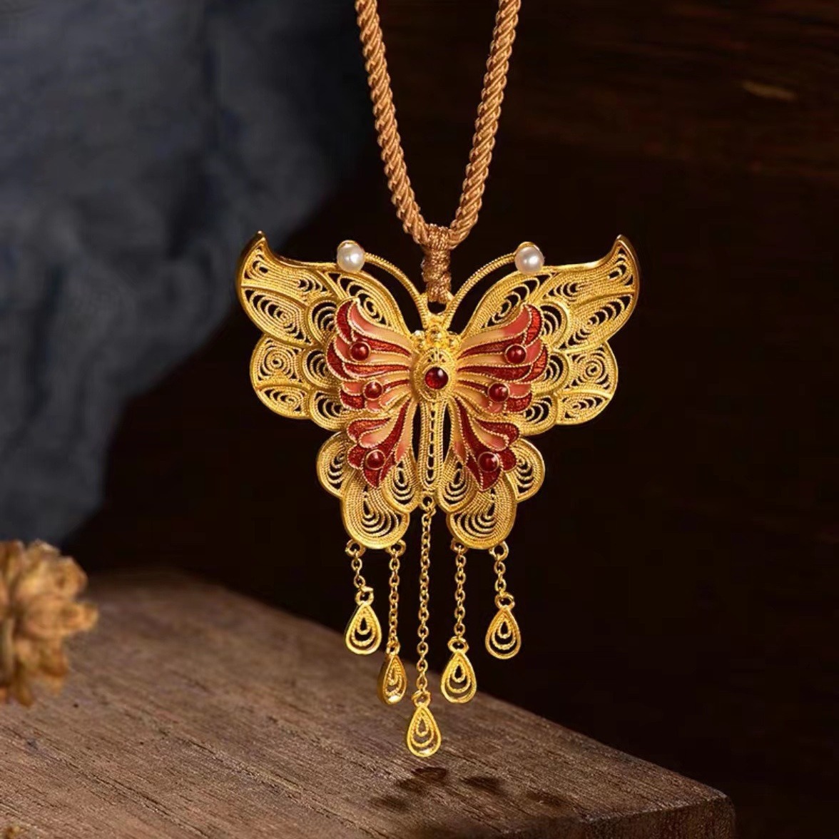 Collier pendentif papillon peint en émail doré et sable du Vietnam pour femme, bijou de tempérament simple, pendentif en cuivre plaqué or, chaîne de clavicule_voghion.com