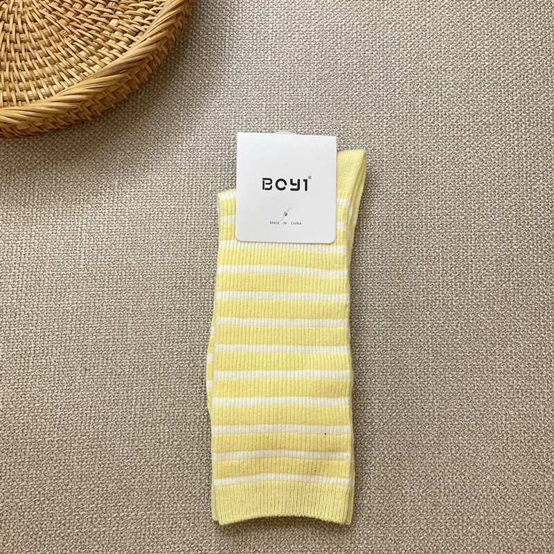 ライトイエロー