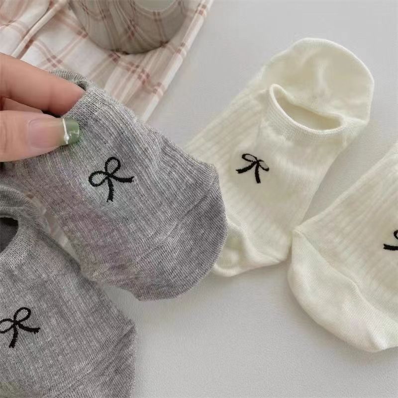 Sweet bow breathable sweat-absorbing black and white niche prevents falling off and versatile women's socks invisible socks shallow mouth boat socks solid color socks