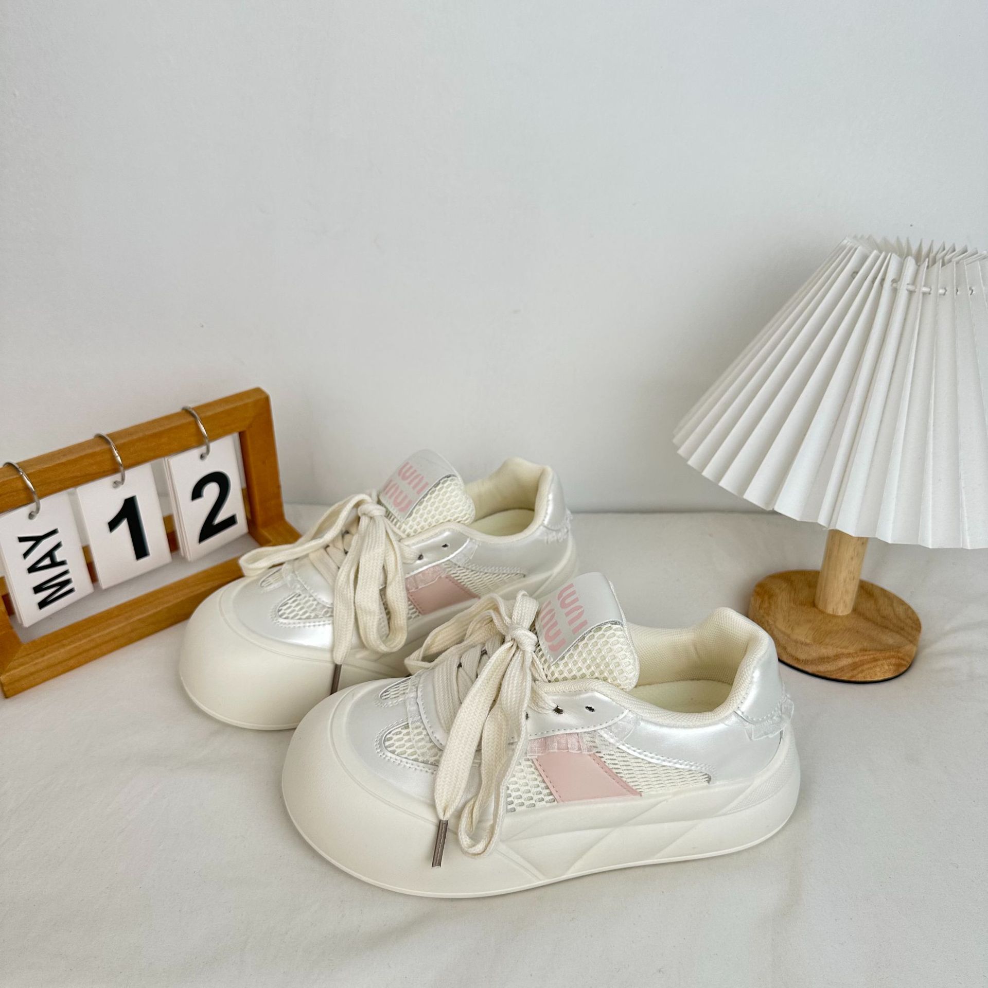 Yuanbo 2024 primavera y verano nuevos zapatos de pan de suela gruesa estilo coreano variedad de zapatos blancos de estilo de Hong Kong nicho zapatos de mujer de suela gruesa