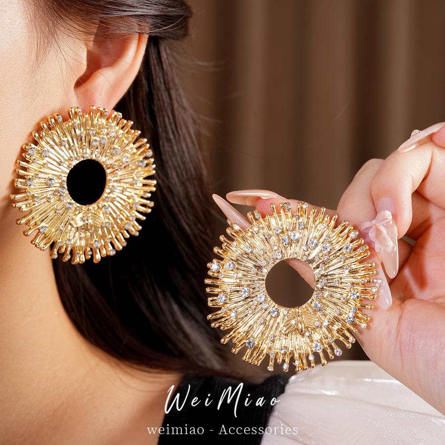 Collar redondo hueco de diamante de estilo europeo y americano ligero lujo nicho cadena de clavícula de alta calidad personalidad exagerada conjunto de joyería mujer