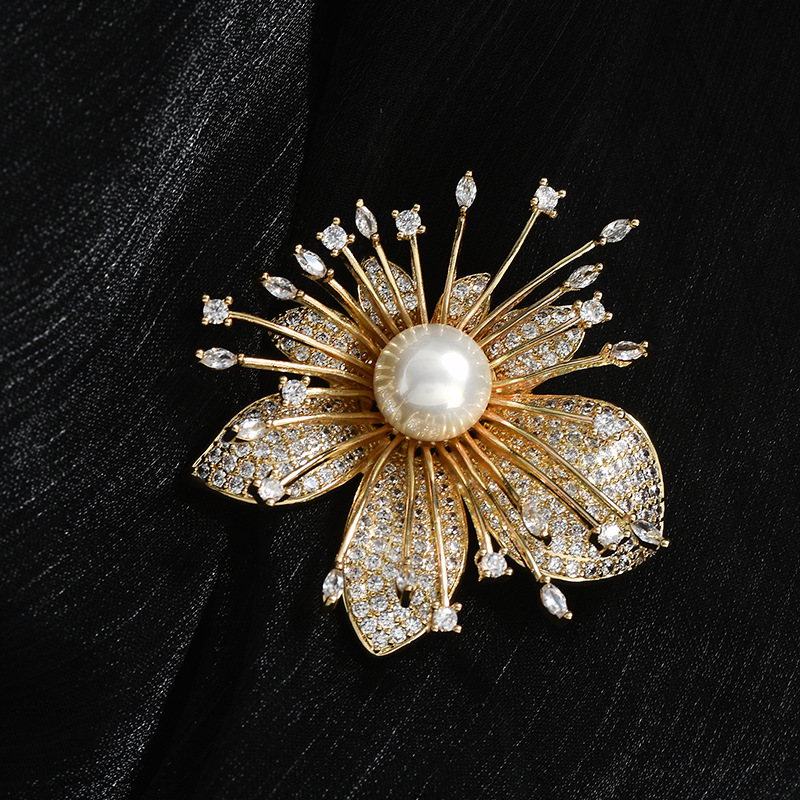 Perla Zircon flor broche de moda lujo ligero alto sentido de pin nicho sentido de diseño universal trajes accesorios al por mayor