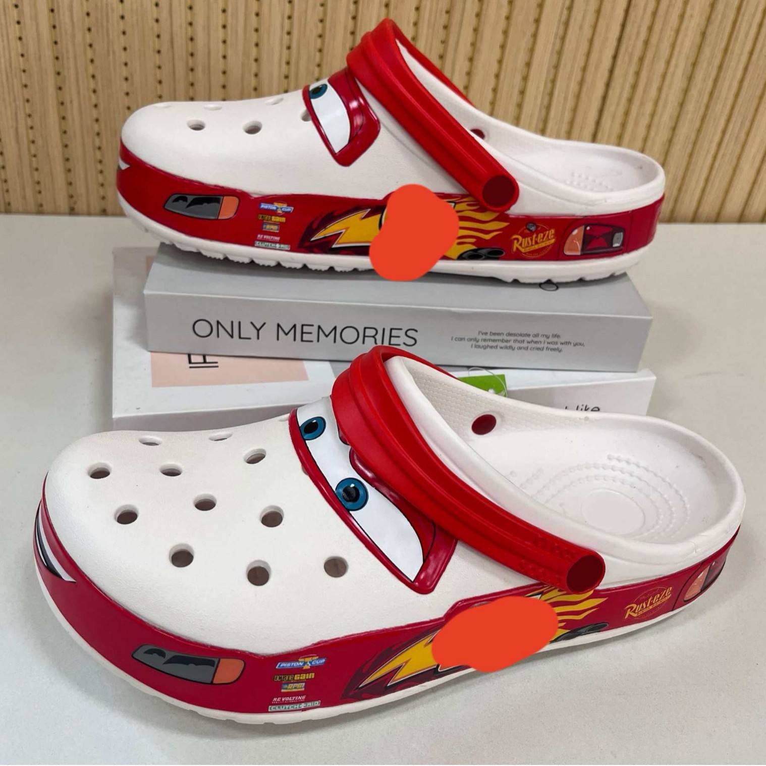 Sandalias tipo Crocs en colaboración con McQueen, unisex