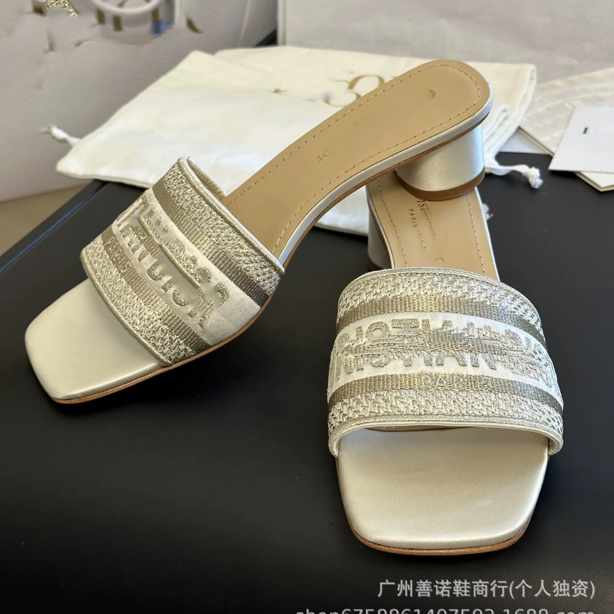 Высококачественные сандалии-слипоны 2025 года, новая марка D, с вышитыми буквами, квадратным носком, круглым и высоким каблуком, прямые поставки с фабрики.